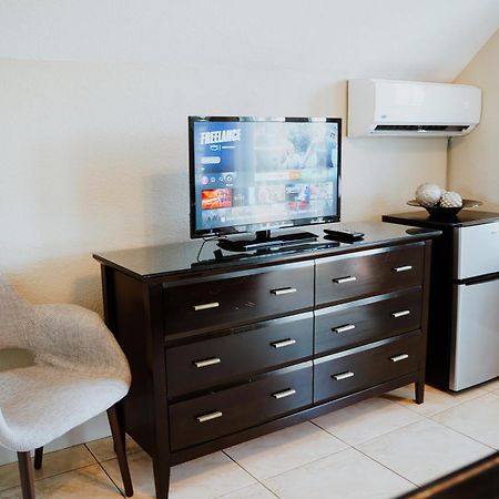 Shangri-La Boutique Bed & Breakfast West Bay Екстер'єр фото
