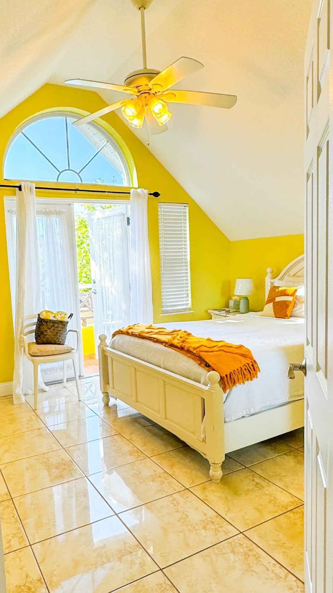 Shangri-La Boutique Bed & Breakfast West Bay Екстер'єр фото