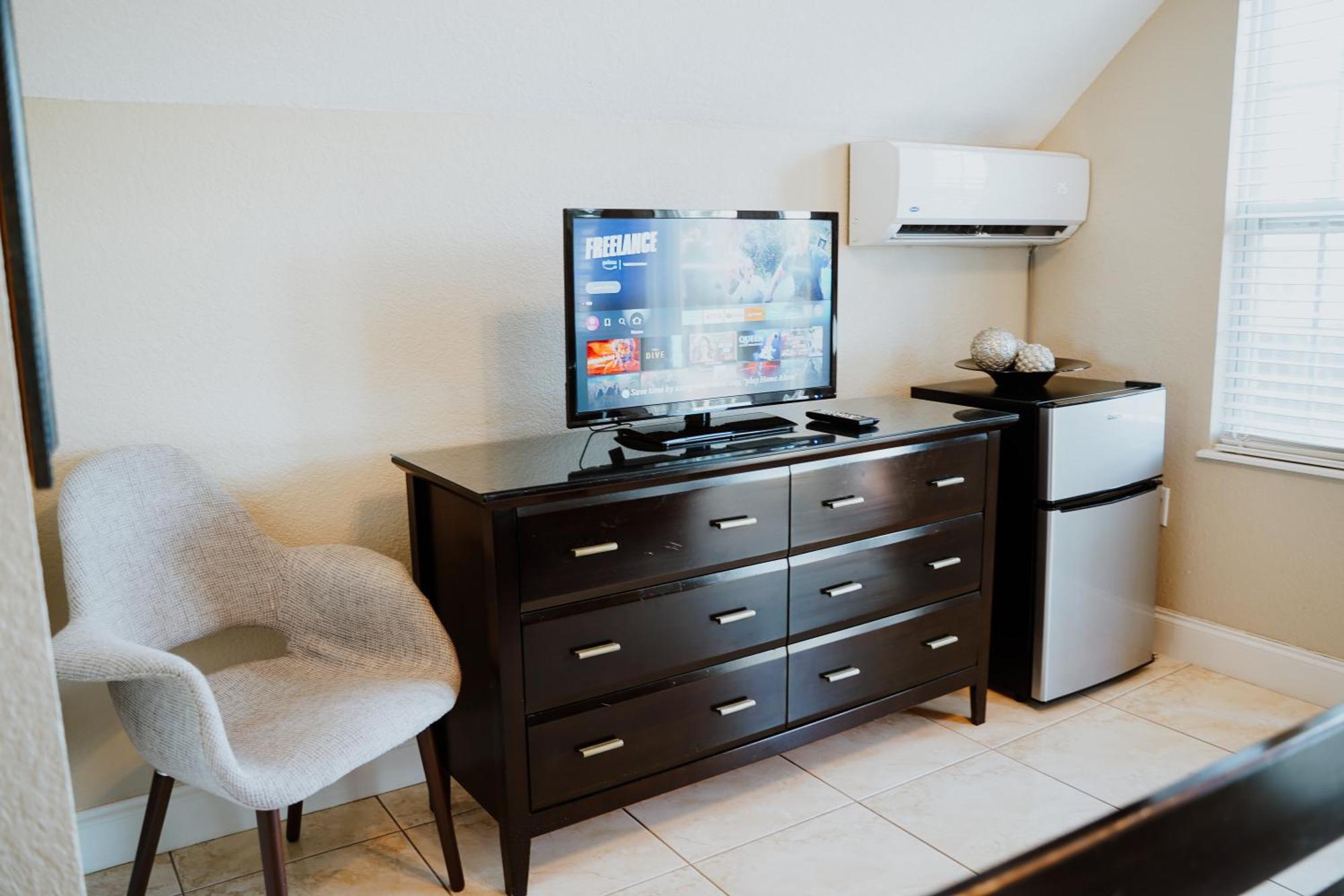 Shangri-La Boutique Bed & Breakfast West Bay Екстер'єр фото