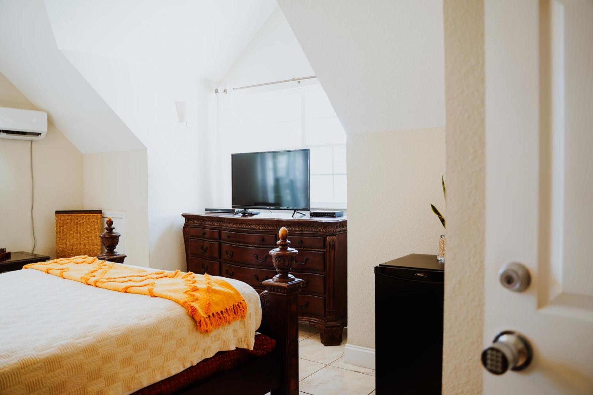 Shangri-La Boutique Bed & Breakfast West Bay Екстер'єр фото