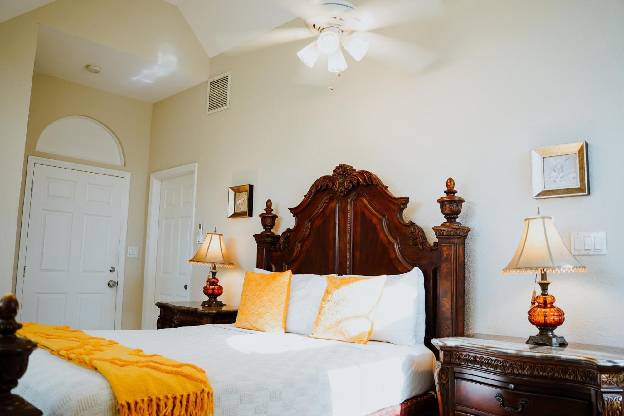 Shangri-La Boutique Bed & Breakfast West Bay Екстер'єр фото