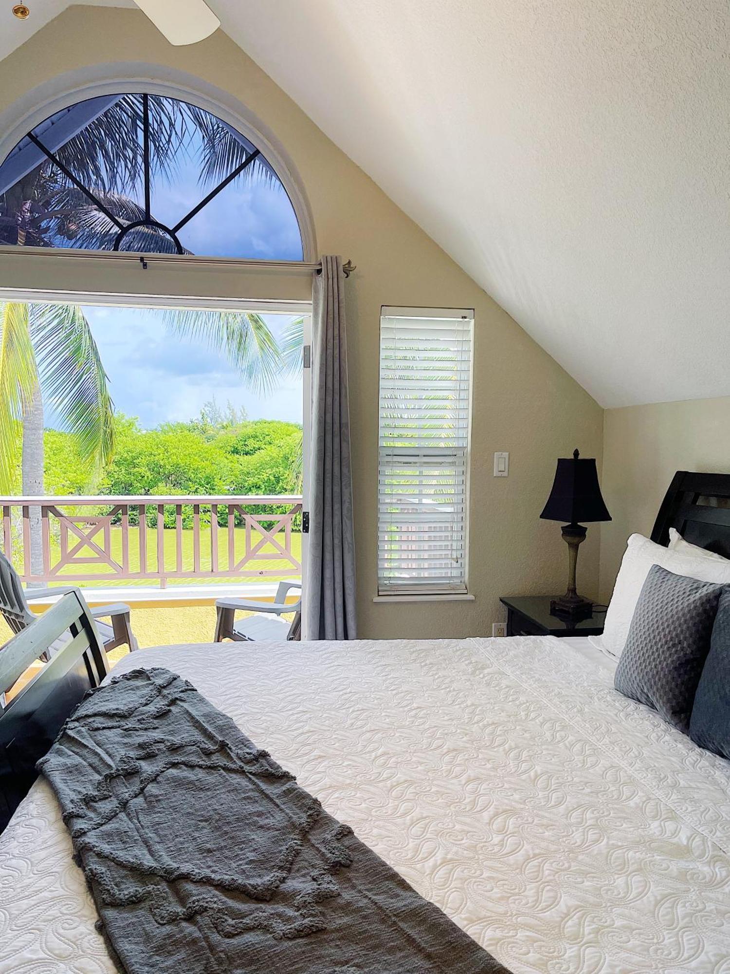Shangri-La Boutique Bed & Breakfast West Bay Екстер'єр фото