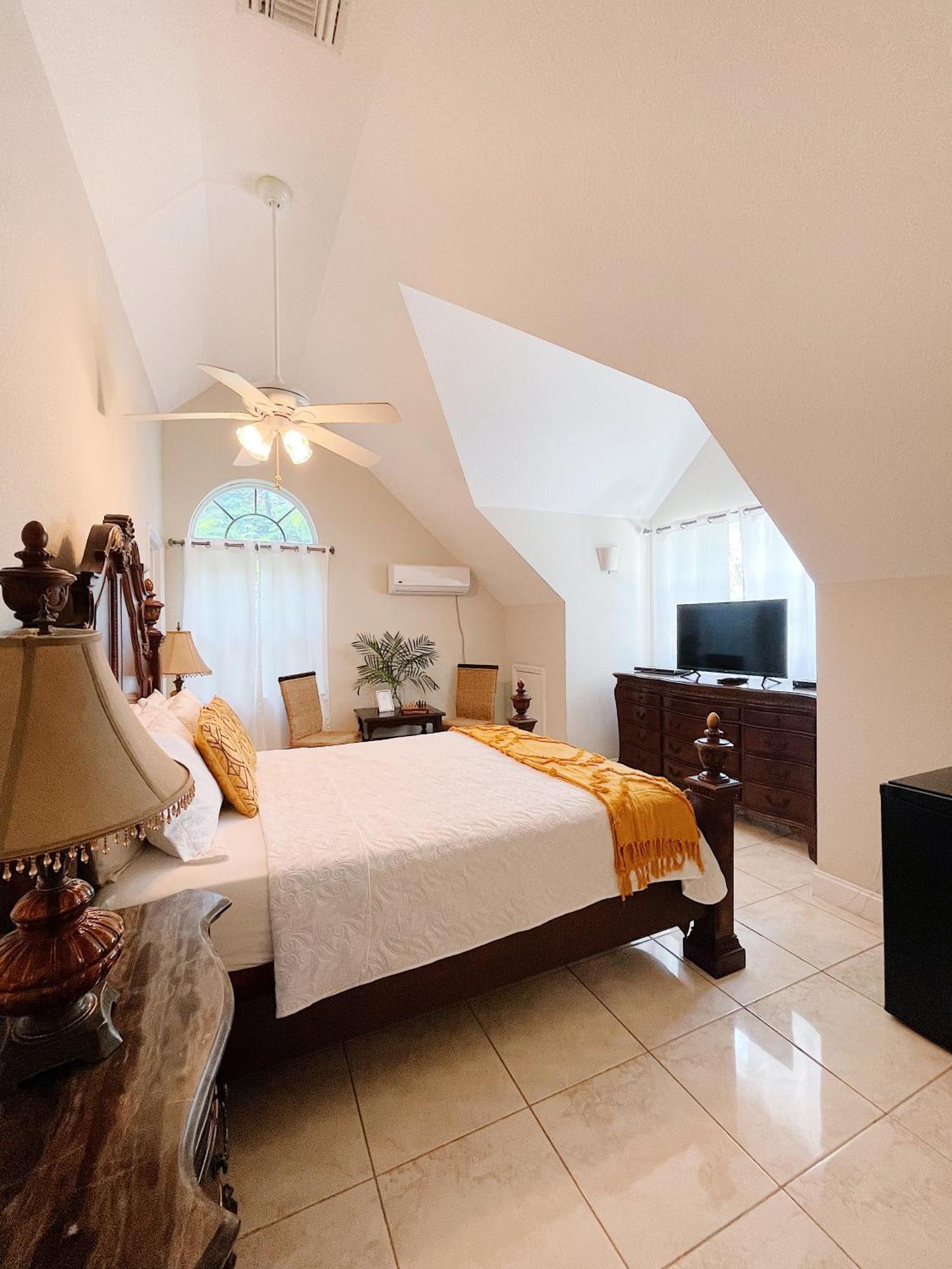 Shangri-La Boutique Bed & Breakfast West Bay Екстер'єр фото