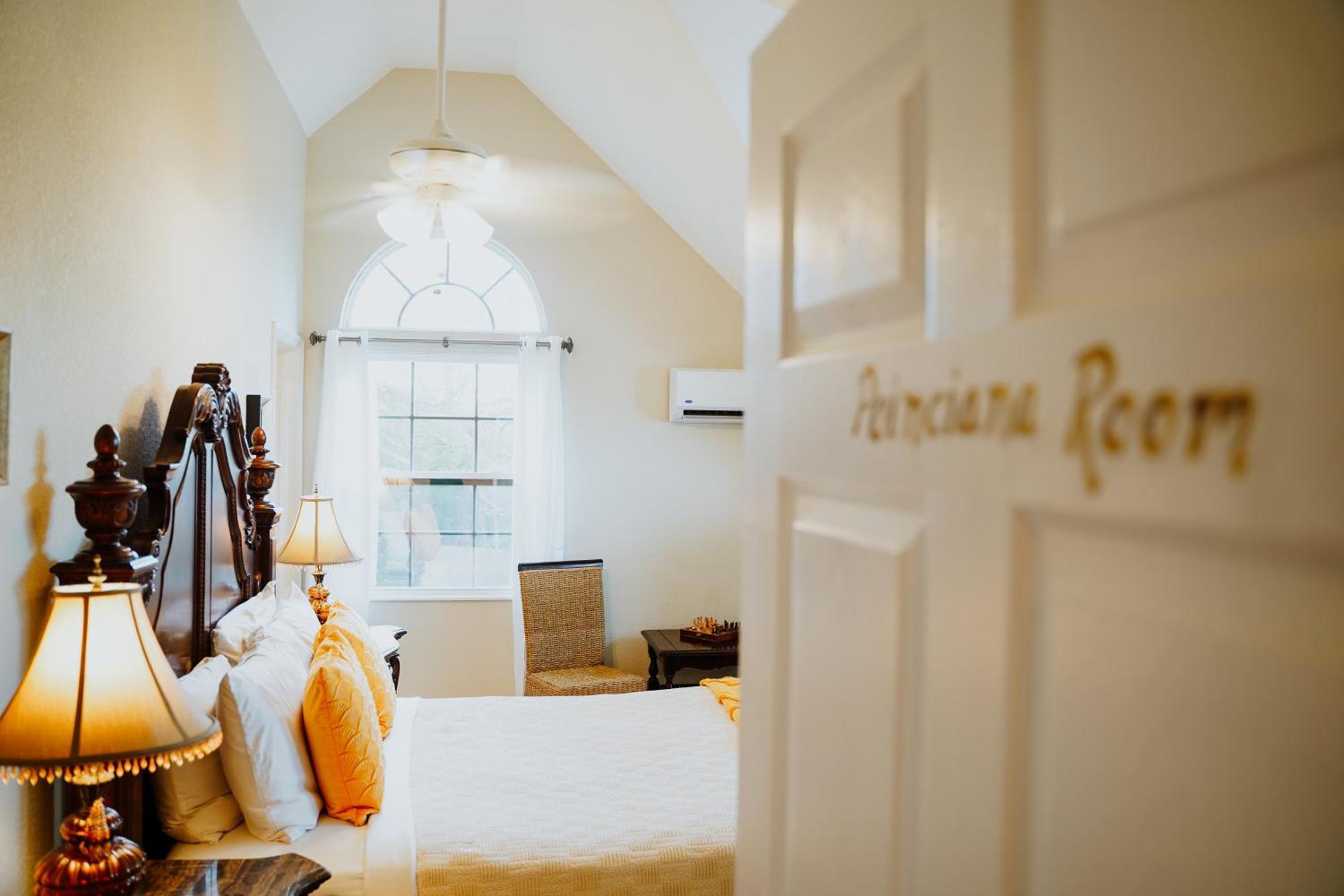 Shangri-La Boutique Bed & Breakfast West Bay Екстер'єр фото