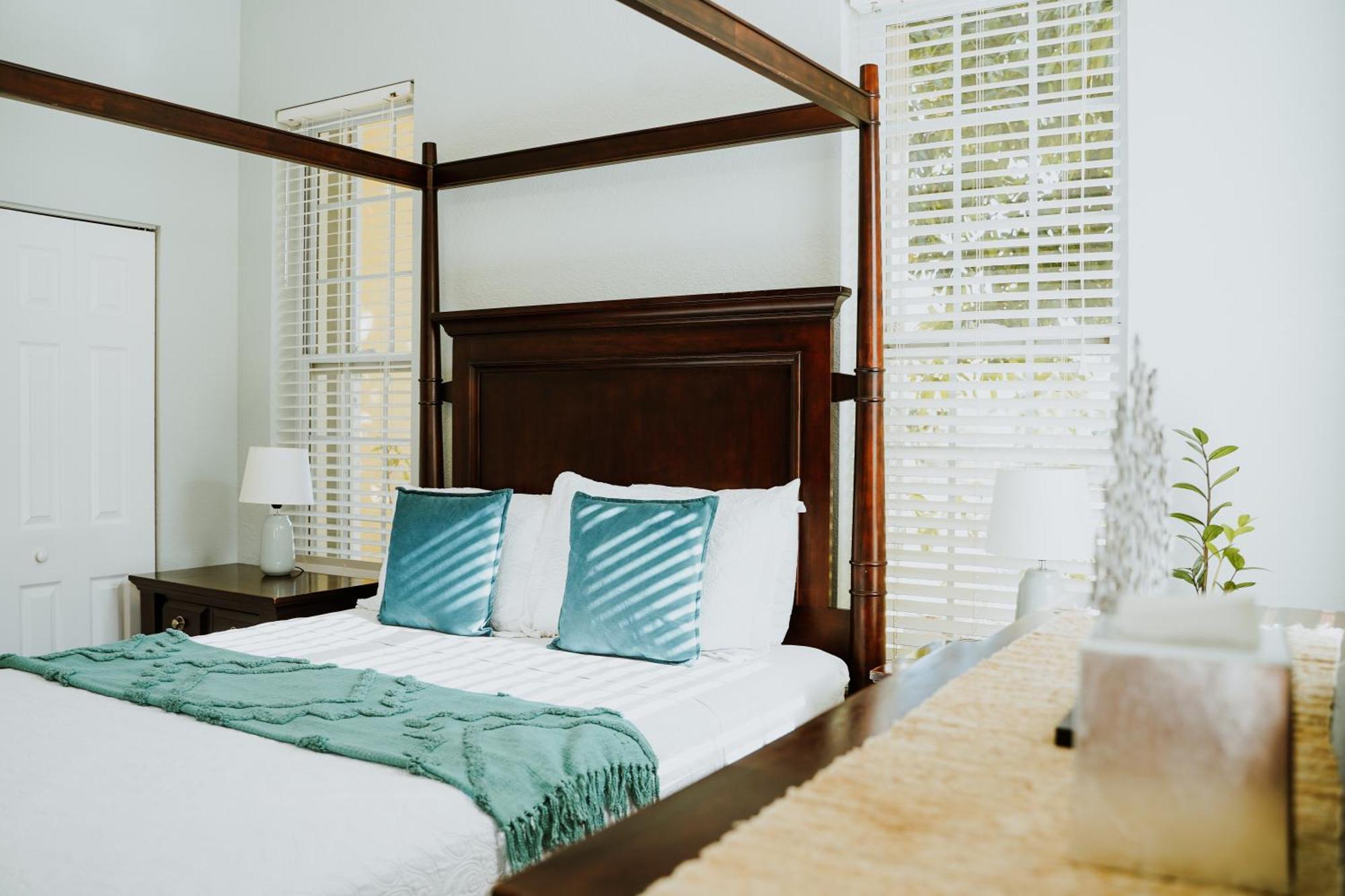 Shangri-La Boutique Bed & Breakfast West Bay Екстер'єр фото