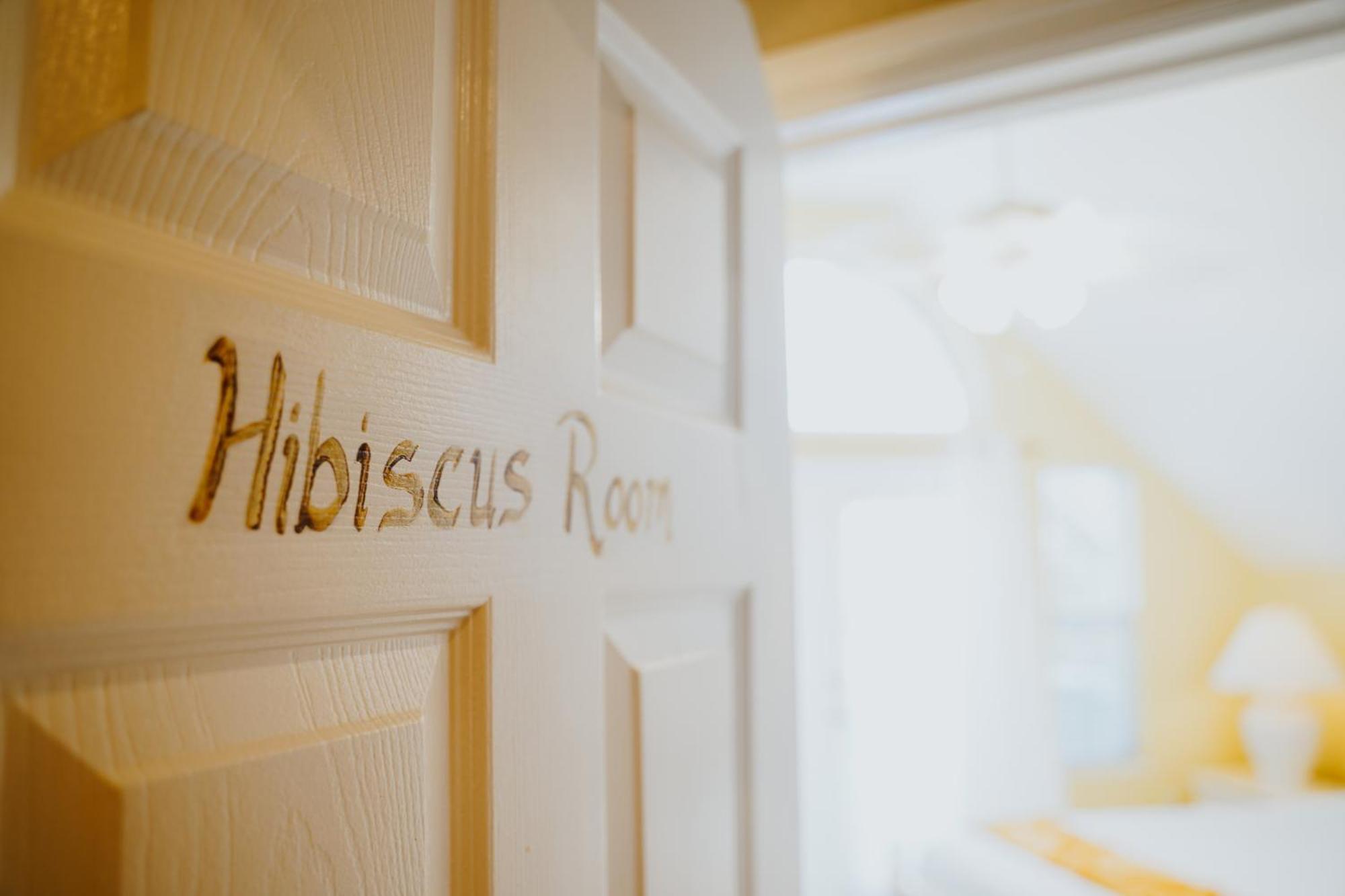 Shangri-La Boutique Bed & Breakfast West Bay Екстер'єр фото