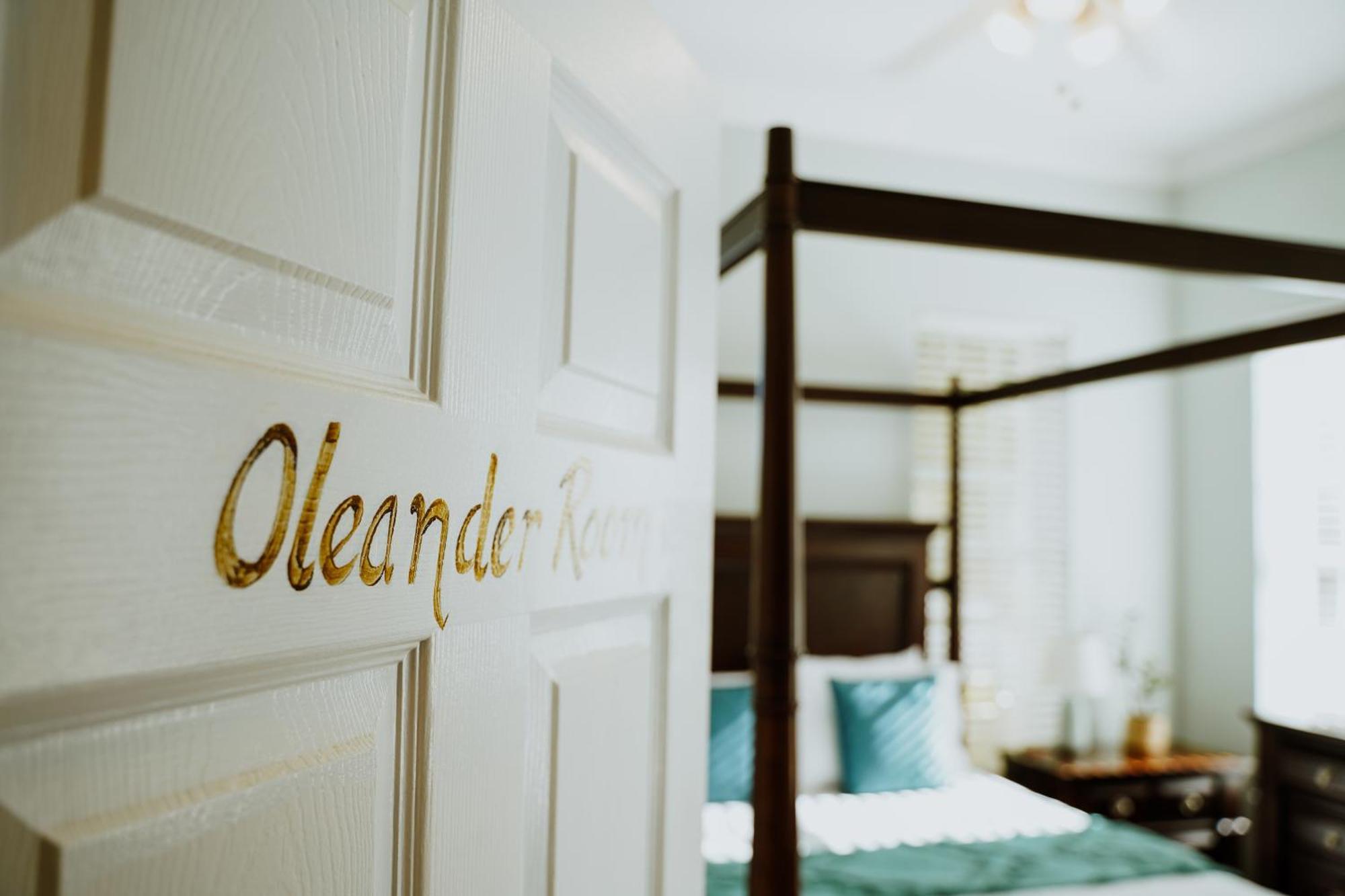 Shangri-La Boutique Bed & Breakfast West Bay Екстер'єр фото