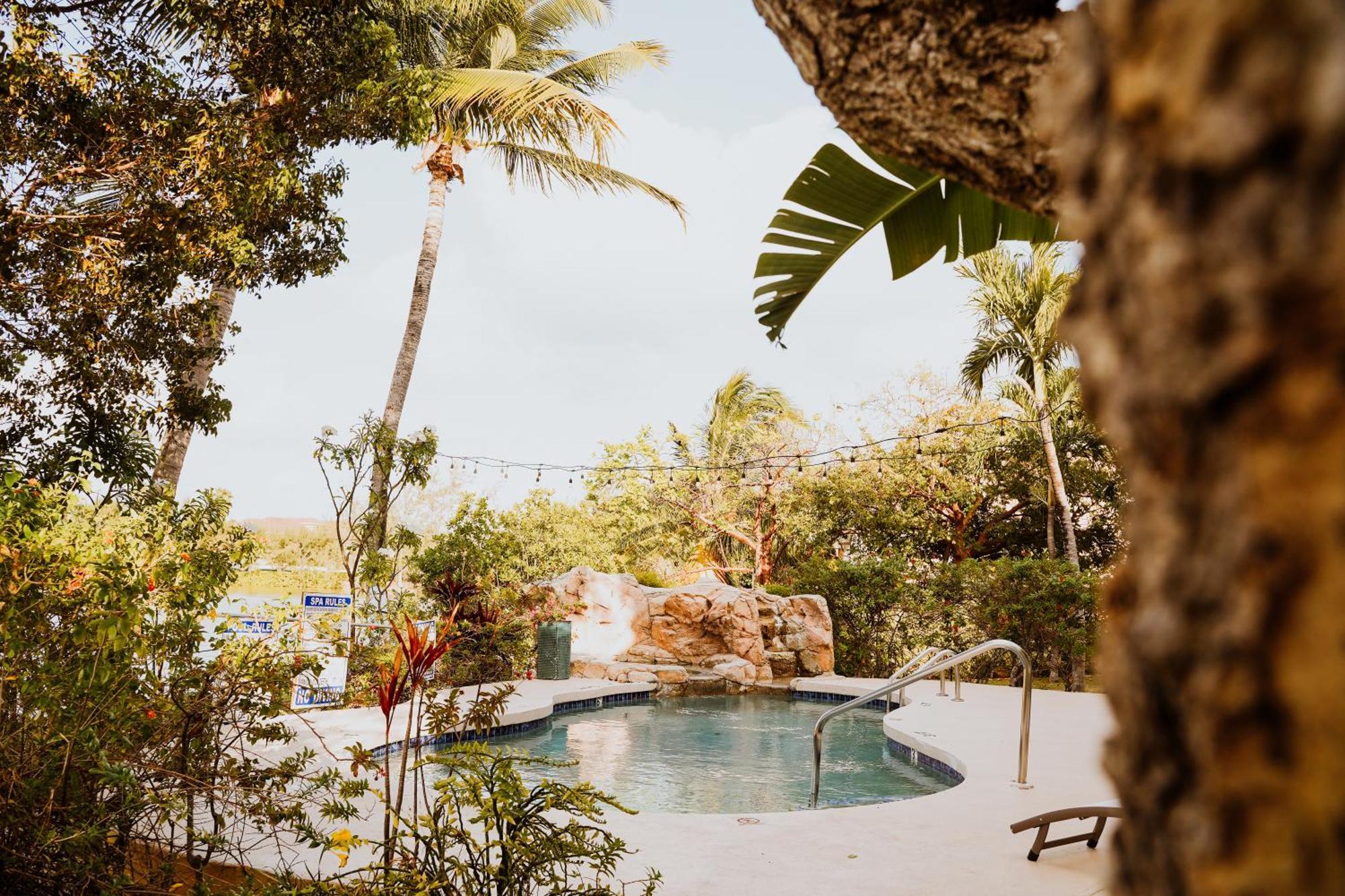 Shangri-La Boutique Bed & Breakfast West Bay Екстер'єр фото