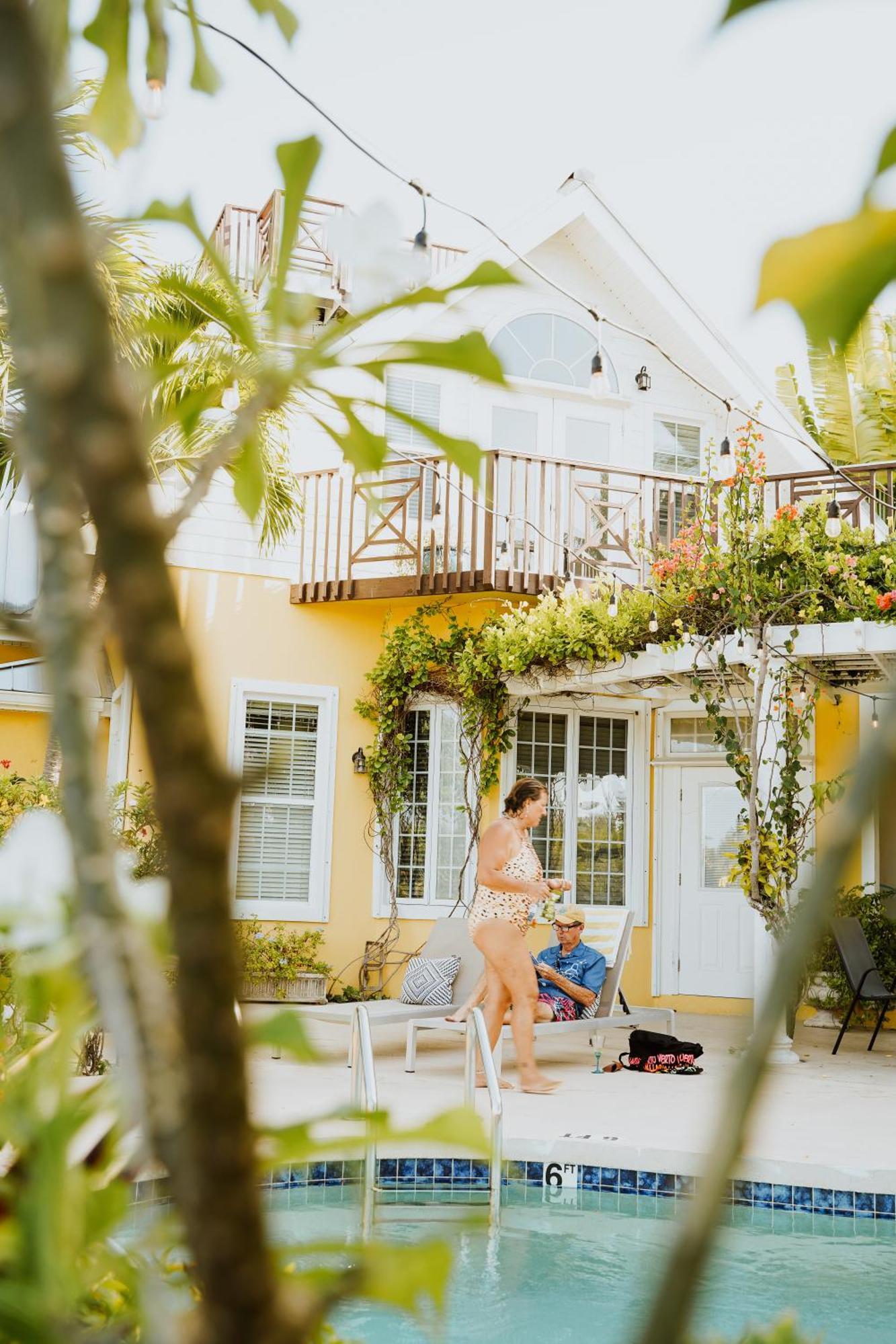 Shangri-La Boutique Bed & Breakfast West Bay Екстер'єр фото