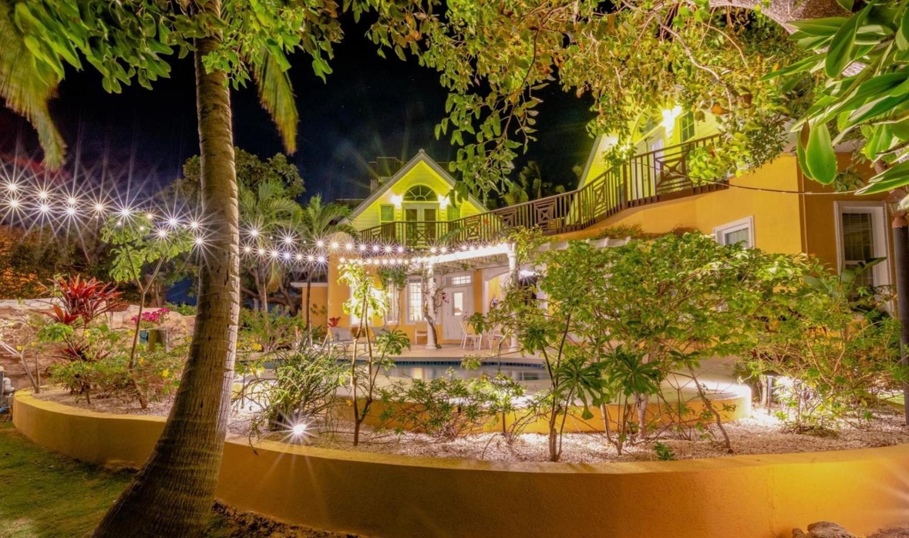 Shangri-La Boutique Bed & Breakfast West Bay Екстер'єр фото