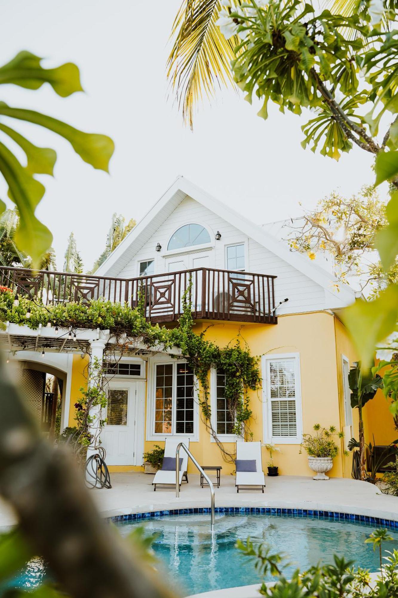 Shangri-La Boutique Bed & Breakfast West Bay Екстер'єр фото