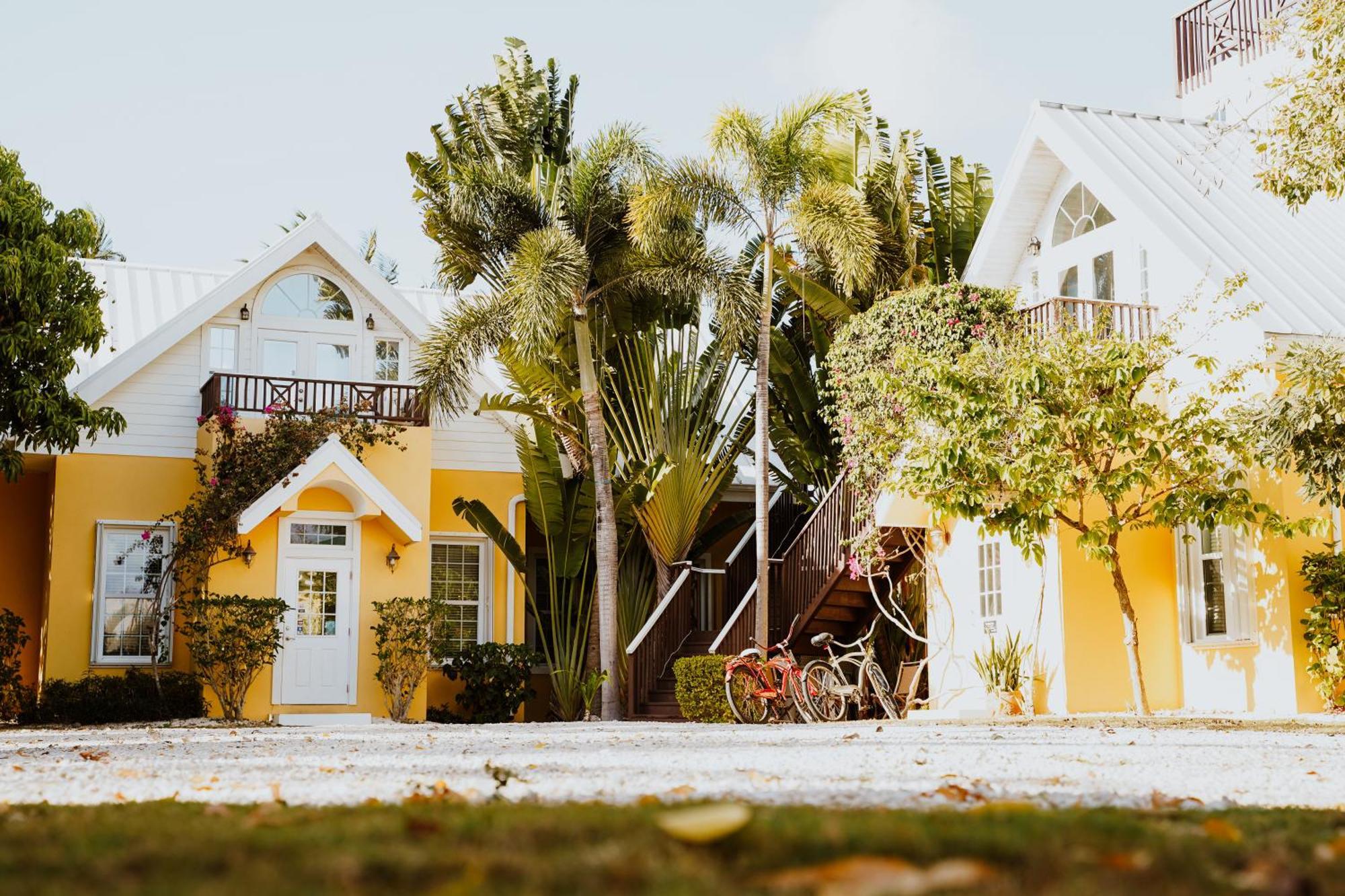 Shangri-La Boutique Bed & Breakfast West Bay Екстер'єр фото