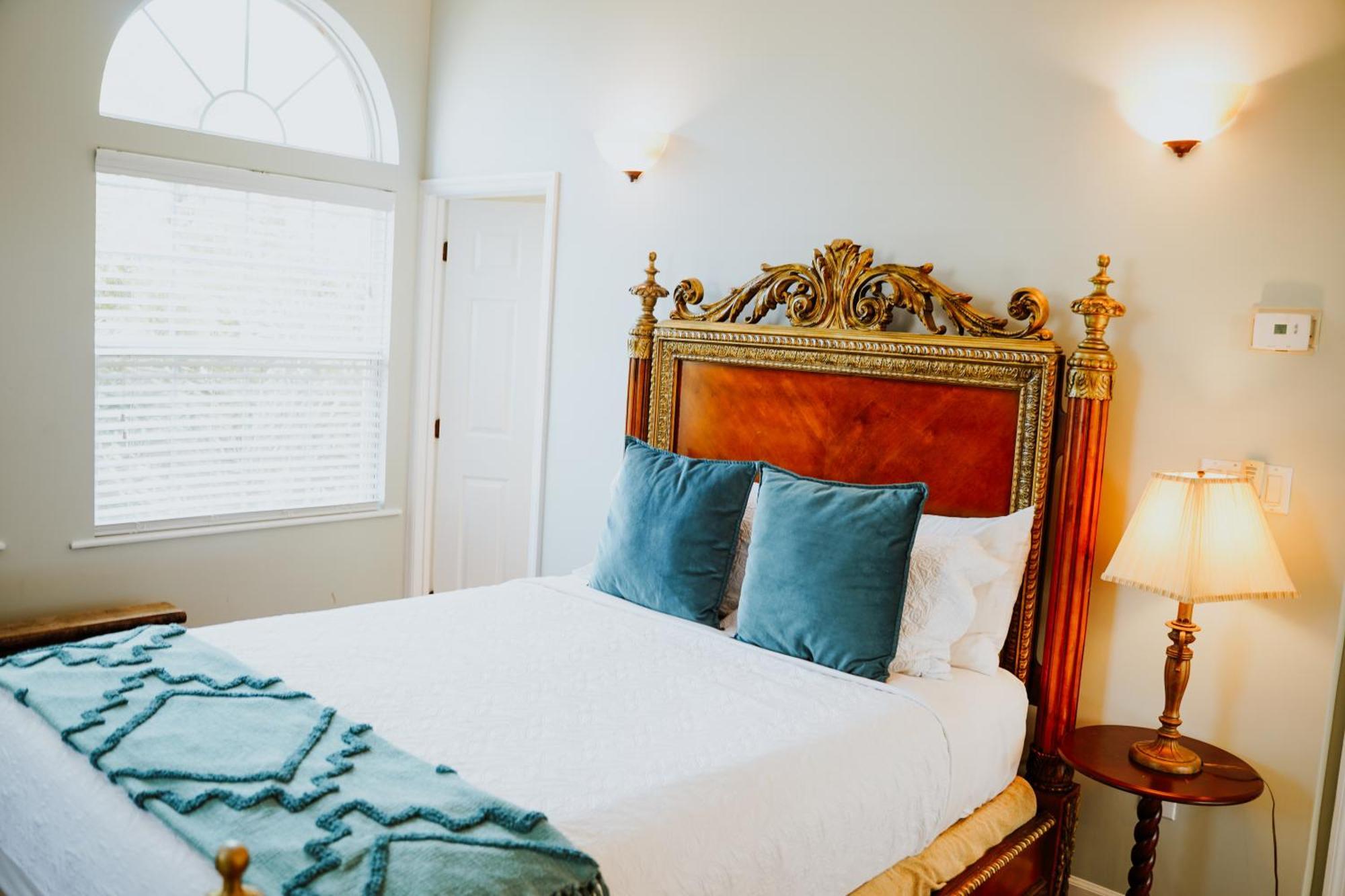 Shangri-La Boutique Bed & Breakfast West Bay Номер фото
