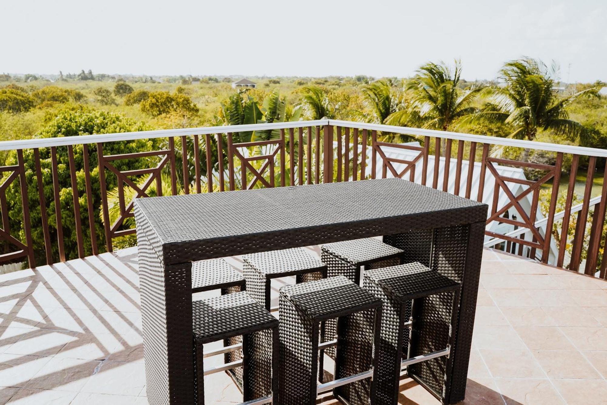 Shangri-La Boutique Bed & Breakfast West Bay Номер фото
