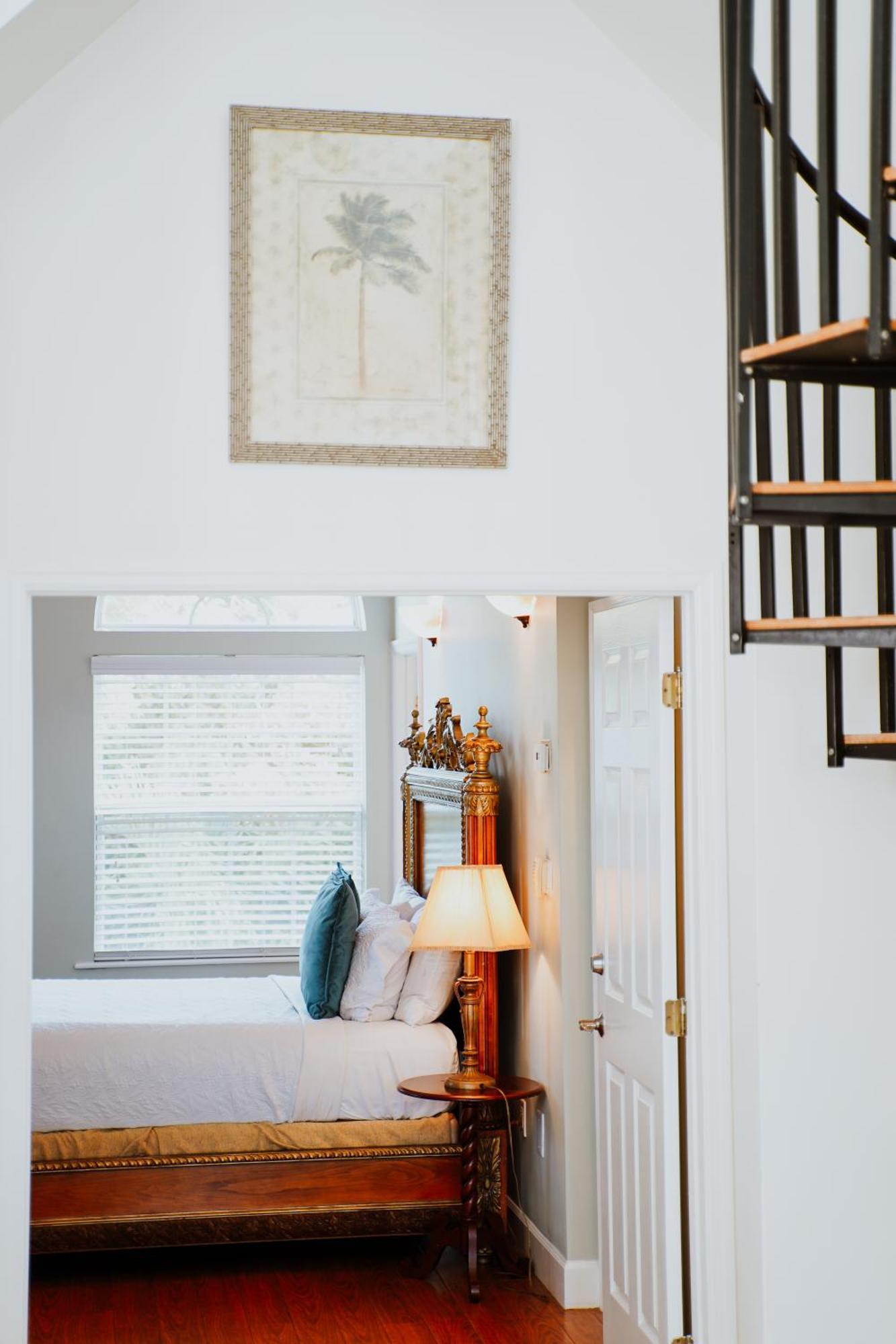Shangri-La Boutique Bed & Breakfast West Bay Номер фото