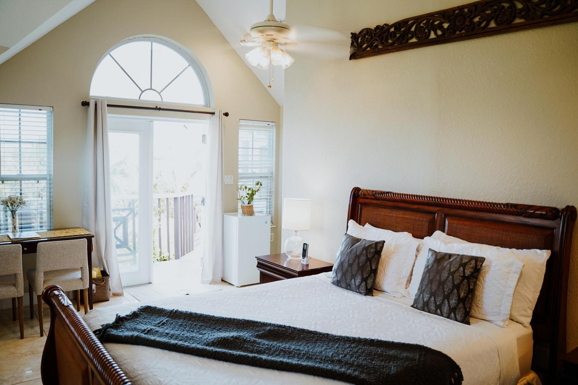 Shangri-La Boutique Bed & Breakfast West Bay Номер фото