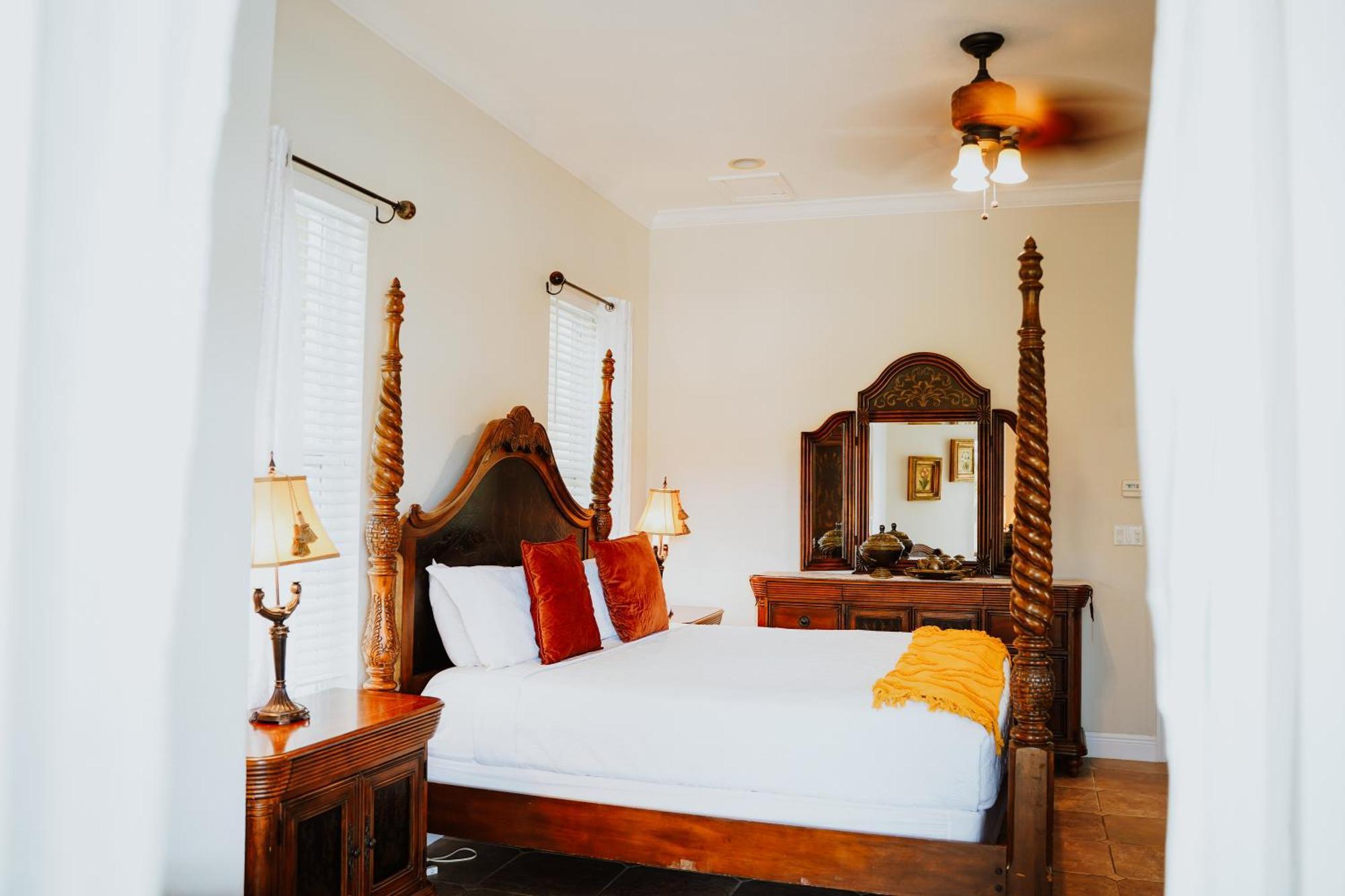Shangri-La Boutique Bed & Breakfast West Bay Номер фото