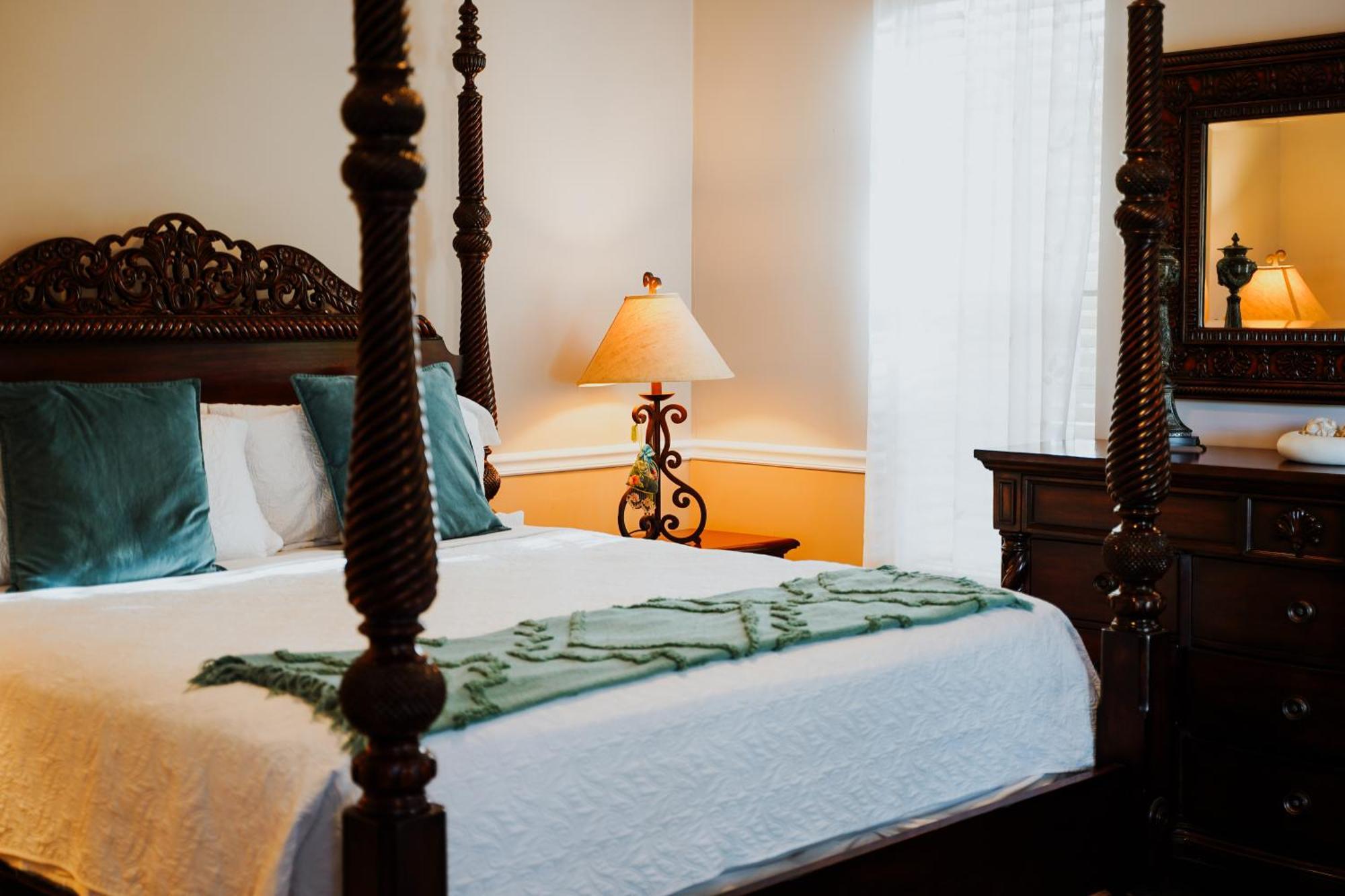 Shangri-La Boutique Bed & Breakfast West Bay Екстер'єр фото