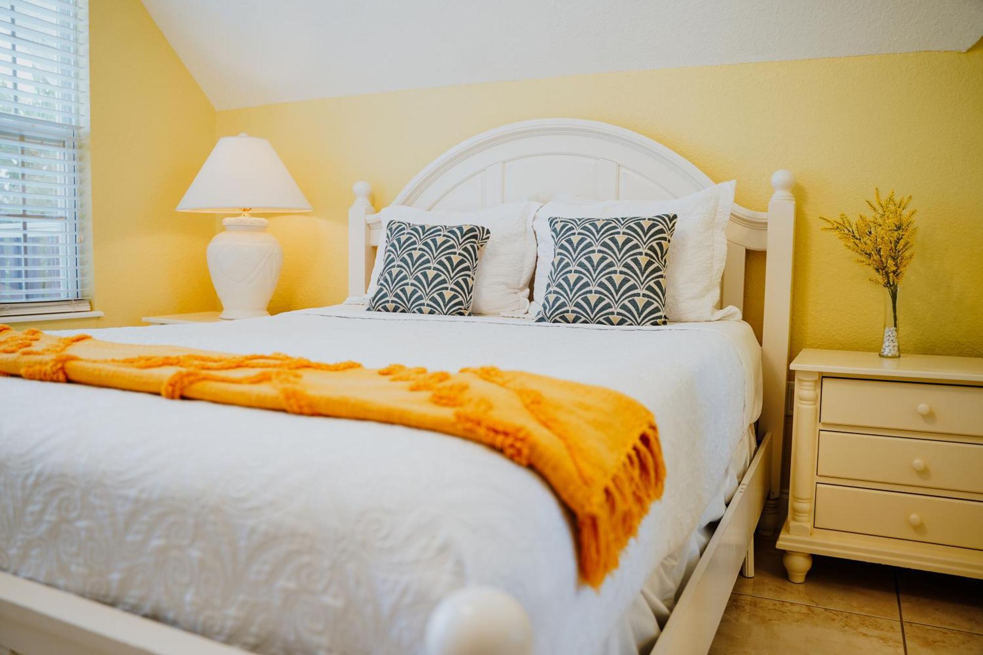 Shangri-La Boutique Bed & Breakfast West Bay Екстер'єр фото