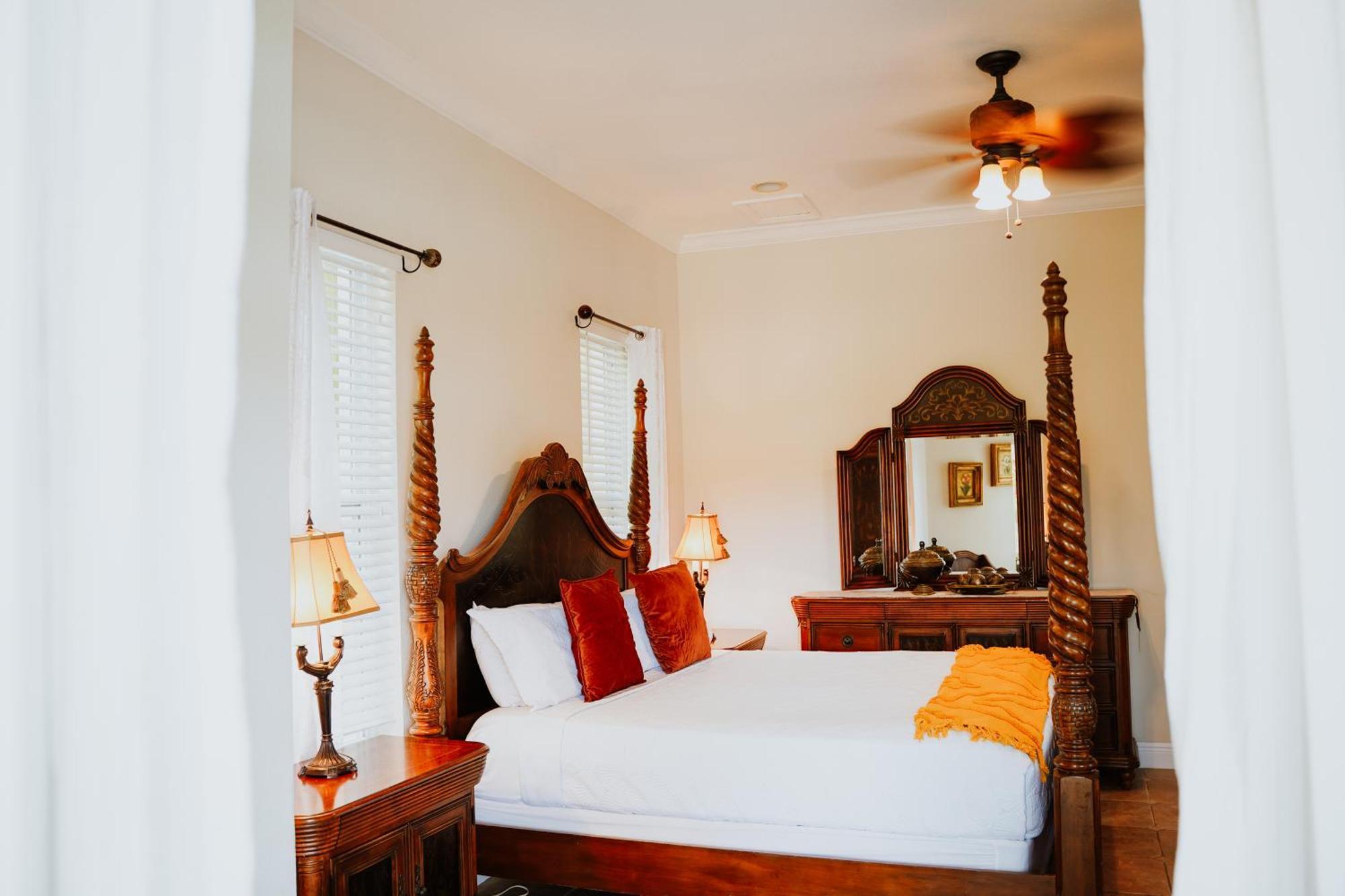 Shangri-La Boutique Bed & Breakfast West Bay Екстер'єр фото