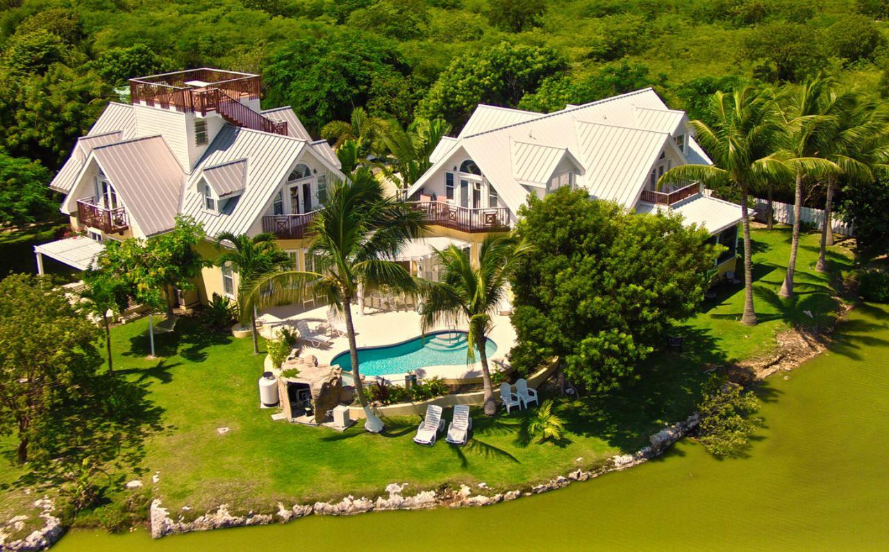 Shangri-La Boutique Bed & Breakfast West Bay Екстер'єр фото